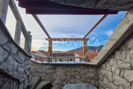 Trogir,  autohtona kamena kuća s pogledom na more, Trogir, بيت