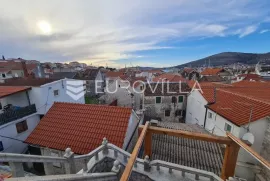 Trogir,  autohtona kamena kuća s pogledom na more, Trogir, بيت