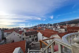 Trogir,  autohtona kamena kuća s pogledom na more, Trogir, بيت