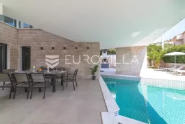 Trogir, luksuzna vila s bazenom, NKP 368 m2, Okrug, Дом