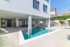 Trogir, luksuzna vila s bazenom, NKP 368 m2, Okrug, Дом