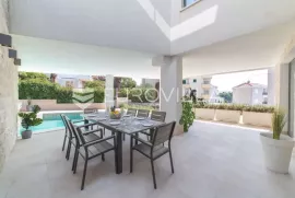 Trogir, luksuzna vila s bazenom, NKP 368 m2, Okrug, Дом