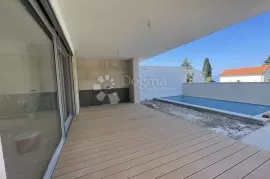 Prilika! Villa sa bazenom 150m od mora, Omišalj, Σπίτι