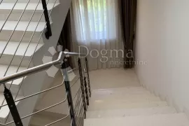 Opatija, Vila sa 6 apartmana, Opatija, Дом