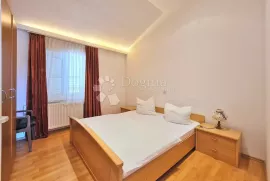 APARTMANSKA KUĆA U CENTRU CRIKVENICE, Crikvenica, بيت