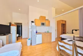 APARTMANSKA KUĆA U CENTRU CRIKVENICE, Crikvenica, بيت