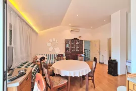 APARTMANSKA KUĆA U CENTRU CRIKVENICE, Crikvenica, بيت