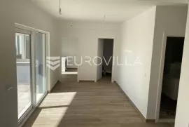 Bol, atraktivan trosoban apartman NKP 87,67 m2 s vrtom NOVOGRADNJA, Bol, Gewerbeimmobilie