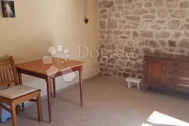 Autohtona dalmatinska kuća - prvi red do mora!!!, Novigrad, House