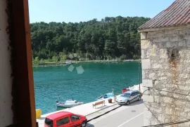 Autohtona dalmatinska kuća - prvi red do mora!!!, Novigrad, House