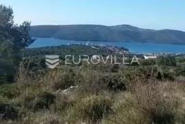 Split okolica- Trogir- Seget, građevinsko zemljište 3.359m2, 500m od mora, Seget, Γη