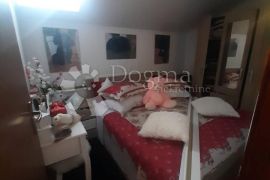 Prekrasna trokatnica sa  pet apartmana u Zatonu, Nin, Σπίτι