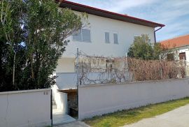 ZADAR, SABUNIKE - Prostrana apartmanska kuća s velikom okućnicom, Privlaka, بيت