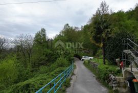 MATULJI, KUĆELI- zemljište 12 000 m2 (cca 6700m2 građevinsko) s pogledom na more + 3 starine 220m2, Matulji, Arazi