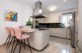 OPATIJA, MATULJI- kuća 405m2 s pogledom na more i bazenom + uređena okućnica 900m2, Matulji, Famiglia