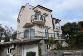 OPATIJA, MATULJI- kuća 405m2 s pogledom na more i bazenom + uređena okućnica 900m2, Matulji, Famiglia