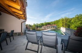 OPATIJA, MATULJI- kuća 405m2 s pogledom na more i bazenom + uređena okućnica 900m2, Matulji, Famiglia