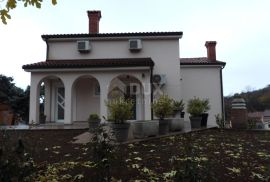 OPATIJA, MATULJI- kuća 405m2 s pogledom na more i bazenom + uređena okućnica 900m2, Matulji, Famiglia