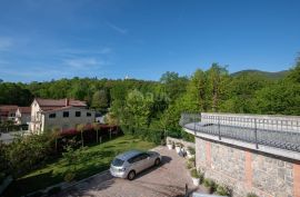 OPATIJA, MATULJI- kuća 405m2 s pogledom na more i bazenom + uređena okućnica 900m2, Matulji, Famiglia