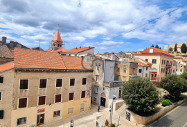 Prostrani trosobni stan u Šibeniku, s pogledom na gradske tvrđave i gradsku jezgru!, Šibenik, Διαμέρισμα