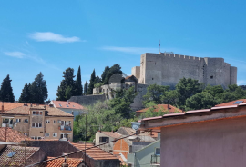 Kuća u centru Šibenika s dvorištem, sa ukupno 3 odvojene stambene jedinice., Šibenik, Σπίτι