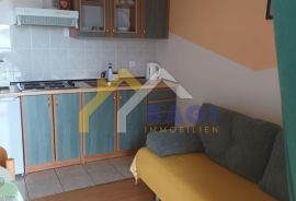 KUĆA S 5 APARTMANA U VODICAMA, Vodice, Σπίτι