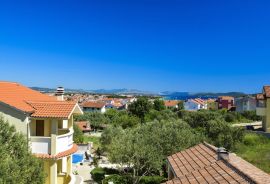 VODICE, samostojeća kuća, bazen, vrt, pogled na more, Vodice, Famiglia