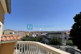 VODICE, namještena obiteljska kuća, bazen, dvorište, garaža, Vodice, House