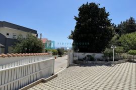 VODICE, namještena obiteljska kuća, bazen, dvorište, garaža, Vodice, House