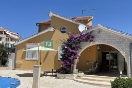 VODICE, namještena obiteljska kuća, bazen, dvorište, garaža, Vodice, House