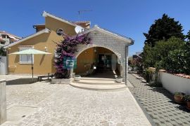 VODICE, namještena obiteljska kuća, bazen, dvorište, garaža, Vodice, House