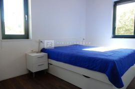 TRIBUNJ, apartmanska kuća, 250 m do mora, 4 apartmana, bazen, Vodice, Famiglia