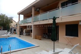 TRIBUNJ, apartmanska kuća, 250 m do mora, 4 apartmana, bazen, Vodice, Famiglia