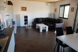 TRIBUNJ, apartmanska kuća, 250 m do mora, 4 apartmana, bazen, Vodice, Famiglia