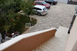 TRIBUNJ, apartmanska kuća, 250 m do mora, 4 apartmana, bazen, Vodice, Famiglia