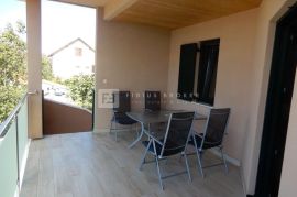 TRIBUNJ, apartmanska kuća, 250 m do mora, 4 apartmana, bazen, Vodice, Famiglia