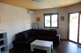 TRIBUNJ, apartmanska kuća, 250 m do mora, 4 apartmana, bazen, Vodice, Famiglia