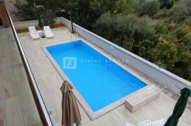 TRIBUNJ, apartmanska kuća, 250 m do mora, 4 apartmana, bazen, Vodice, Famiglia