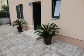 TRIBUNJ, apartmanska kuća, 250 m do mora, 4 apartmana, bazen, Vodice, Famiglia