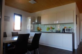 TRIBUNJ, apartmanska kuća, 250 m do mora, 4 apartmana, bazen, Vodice, Famiglia