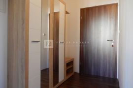 TRIBUNJ, apartmanska kuća, 250 m do mora, 4 apartmana, bazen, Vodice, Famiglia