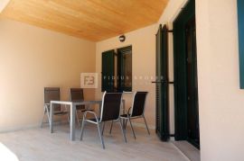 TRIBUNJ, apartmanska kuća, 250 m do mora, 4 apartmana, bazen, Vodice, Famiglia