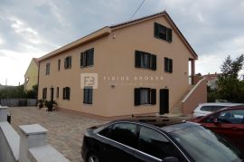 TRIBUNJ, apartmanska kuća, 250 m do mora, 4 apartmana, bazen, Vodice, Famiglia