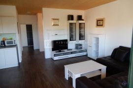 TRIBUNJ, apartmanska kuća, 250 m do mora, 4 apartmana, bazen, Vodice, Famiglia