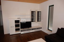 TRIBUNJ, apartmanska kuća, 250 m do mora, 4 apartmana, bazen, Vodice, Famiglia