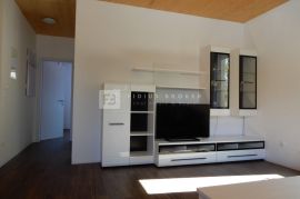 TRIBUNJ, apartmanska kuća, 250 m do mora, 4 apartmana, bazen, Vodice, Famiglia