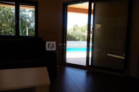 TRIBUNJ, apartmanska kuća, 250 m do mora, 4 apartmana, bazen, Vodice, Famiglia