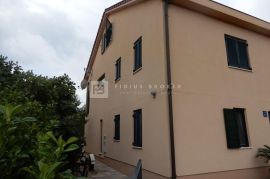 TRIBUNJ, apartmanska kuća, 250 m do mora, 4 apartmana, bazen, Vodice, Famiglia