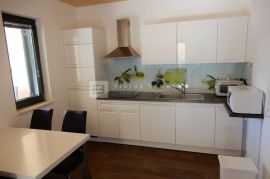 TRIBUNJ, apartmanska kuća, 250 m do mora, 4 apartmana, bazen, Vodice, Famiglia