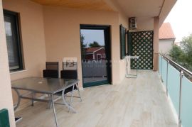 TRIBUNJ, apartmanska kuća, 250 m do mora, 4 apartmana, bazen, Vodice, Famiglia